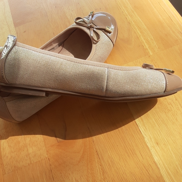 Vionic Minna flats- 6.5 Wide- Like New- $70 - Picture 2 of 5